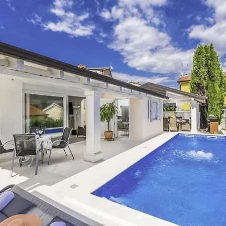 Sleeps 7 Pool Air Con Wifi Žbandaj