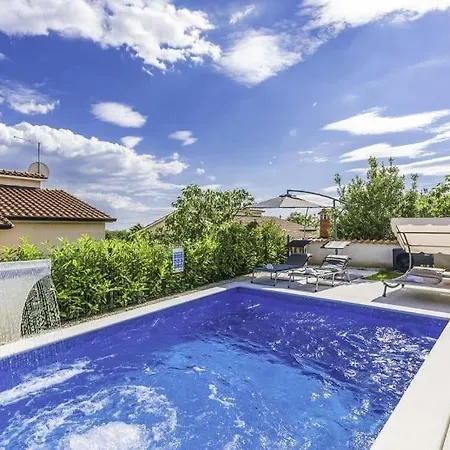 Villa Sleeps 7 Pool Air Con Wifi