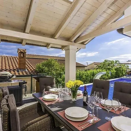 Villa Sleeps 7 Pool Air Con Wifi *
