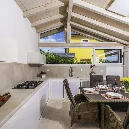 Sleeps 7 Pool Air Con Wifi *