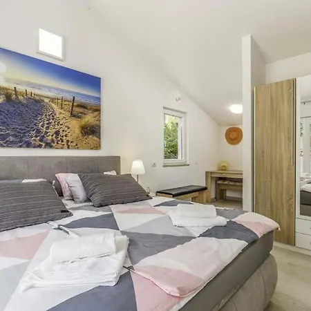 Sleeps 7 Pool Air Con Wifi *