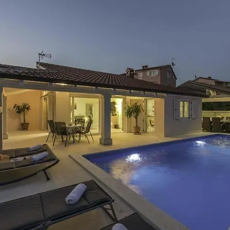 Sleeps 7 Pool Air Con Wifi *