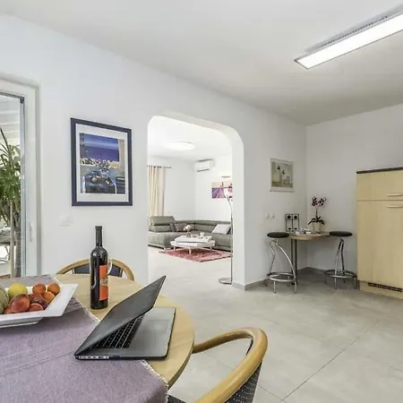 Sleeps 7 Pool Air Con Wifi Žbandaj