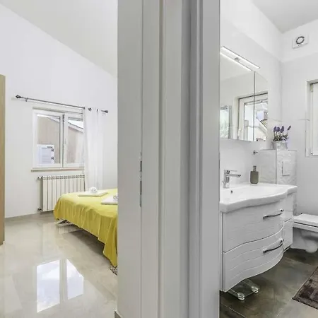 Sleeps 7 Pool Air Con Wifi