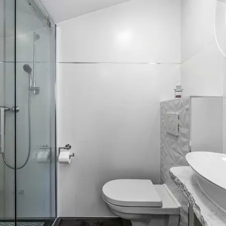 Sleeps 7 Pool Air Con Wifi