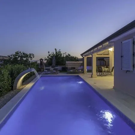 Villa Sleeps 7 Pool Air Con Wifi