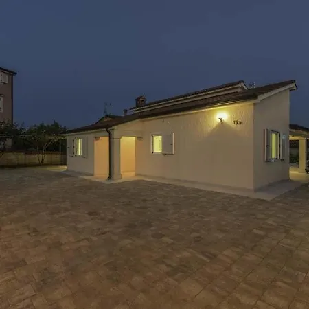 Sleeps 7 Pool Air Con Wifi *