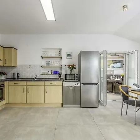 Sleeps 7 Pool Air Con Wifi