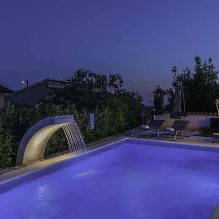 Sleeps 7 Pool Air Con Wifi Žbandaj