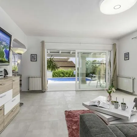 Sleeps 7 Pool Air Con Wifi Žbandaj