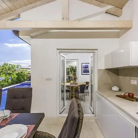 Villa Sleeps 7 Pool Air Con Wifi