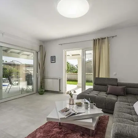 Sleeps 7 Pool Air Con Wifi *