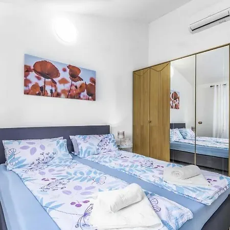 Sleeps 7 Pool Air Con Wifi *